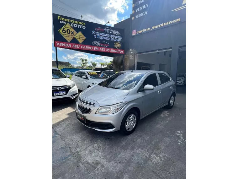 Chevrolet Onix Cinza 4