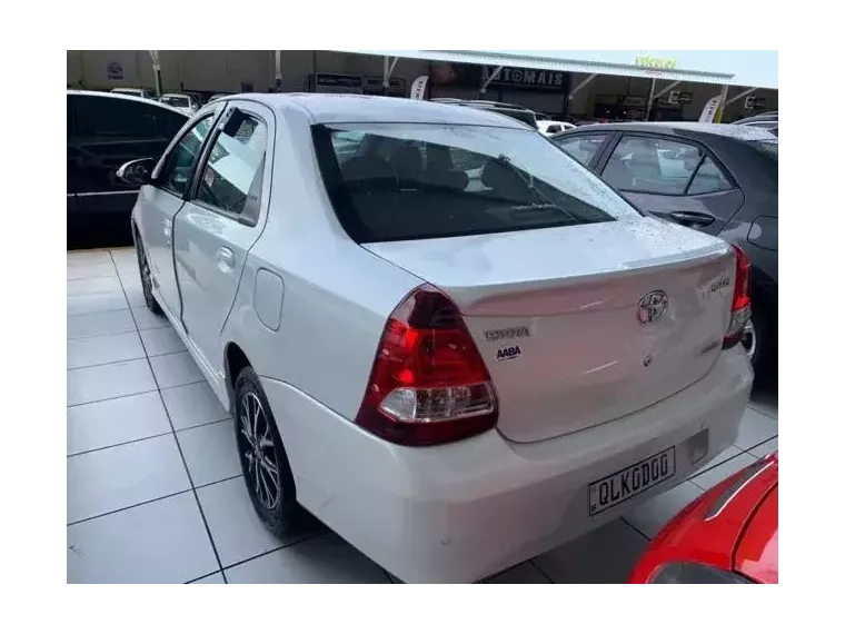 Toyota Etios Branco 3