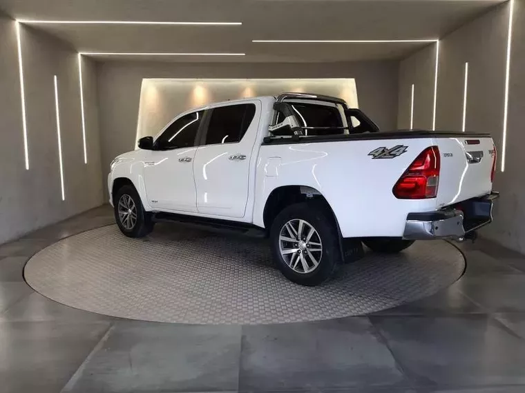 Toyota Hilux Branco 10