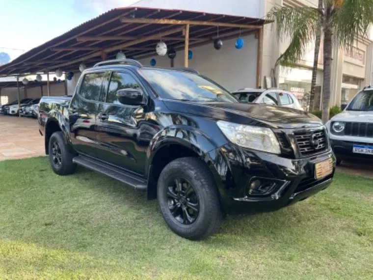 Nissan Frontier Preto 1