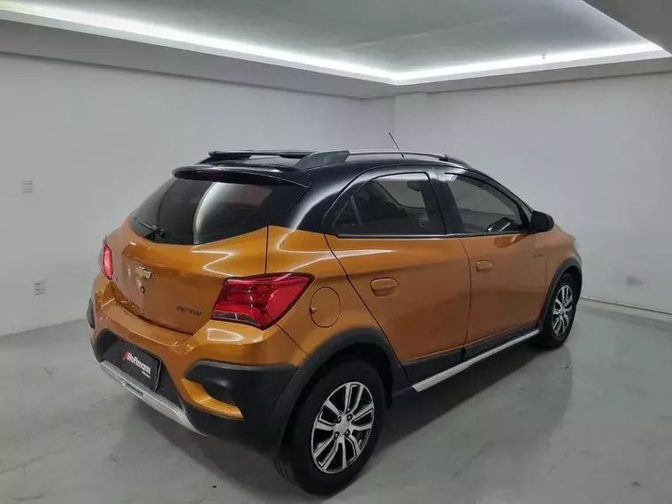 Chevrolet Onix Laranja 11