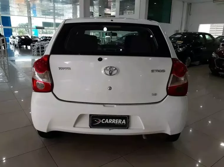 Toyota Etios Branco 6