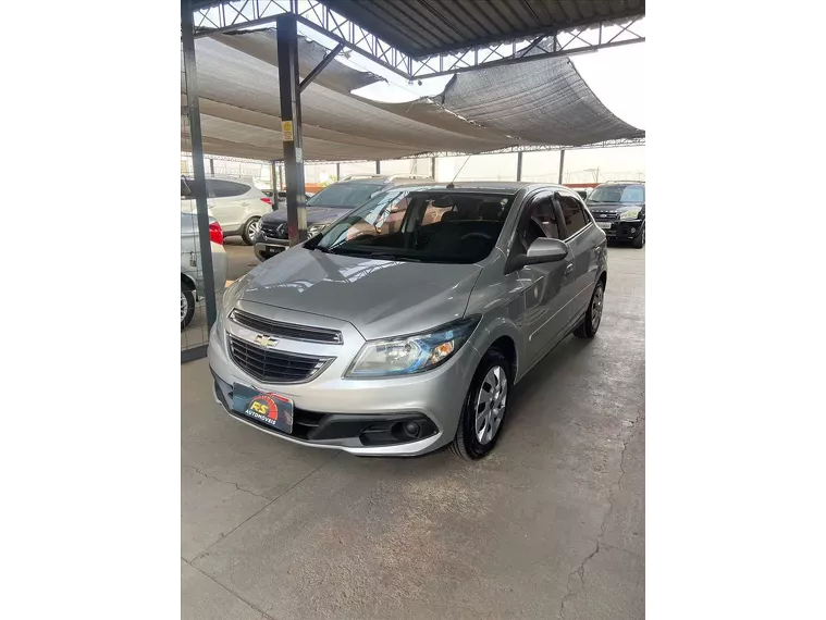 Chevrolet Onix Prata 1