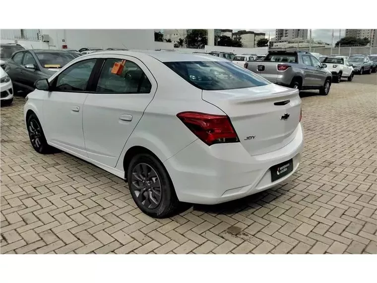 Chevrolet Onix Branco 9