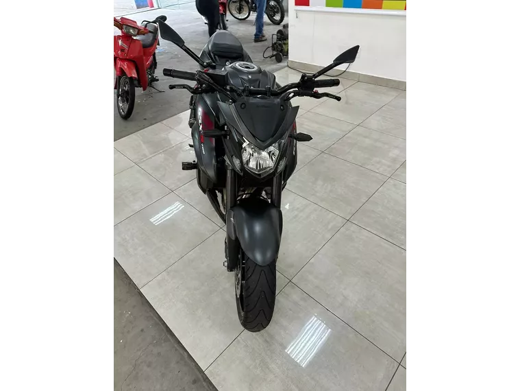 Suzuki GSX-S Preto 19