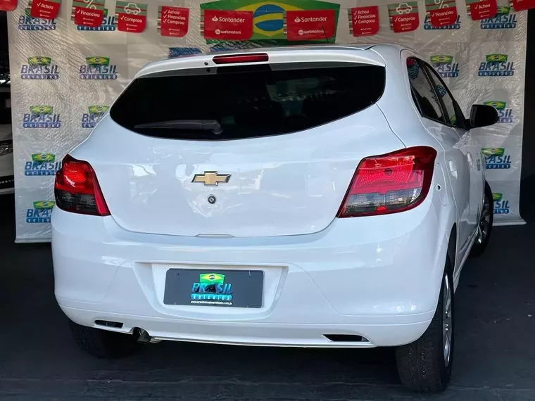 Chevrolet Onix Branco 9