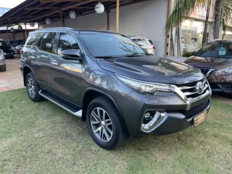 Toyota Hilux SW4 Cinza 8