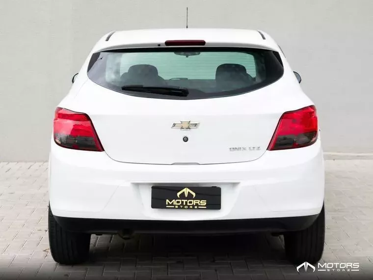 Chevrolet Onix Branco 2