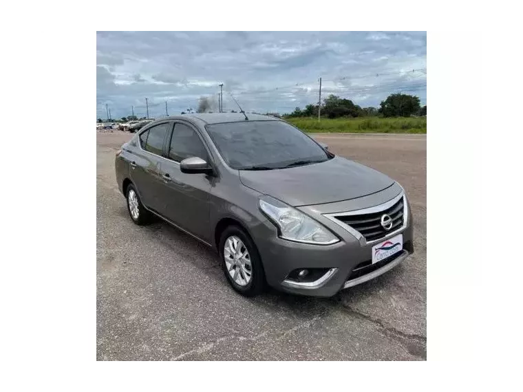 Nissan Versa Cinza 2