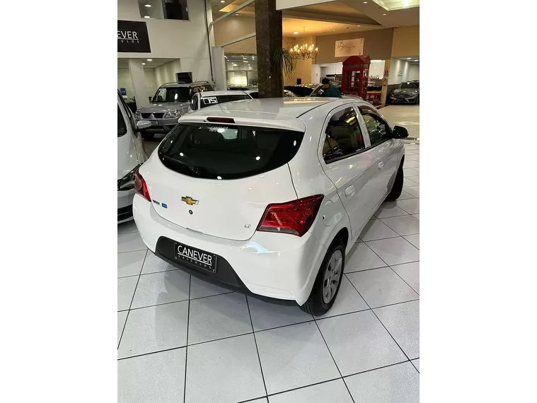 Chevrolet Onix Branco 18