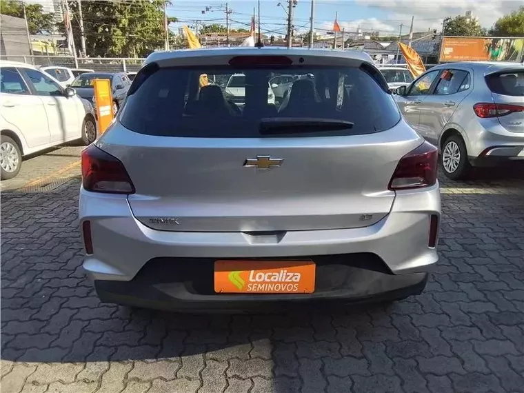 Chevrolet Onix Prata 12