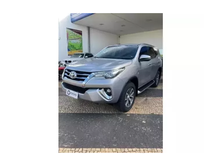 Toyota Hilux SW4 Prata 1