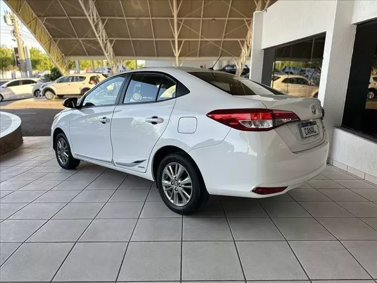 Toyota Yaris Branco 6