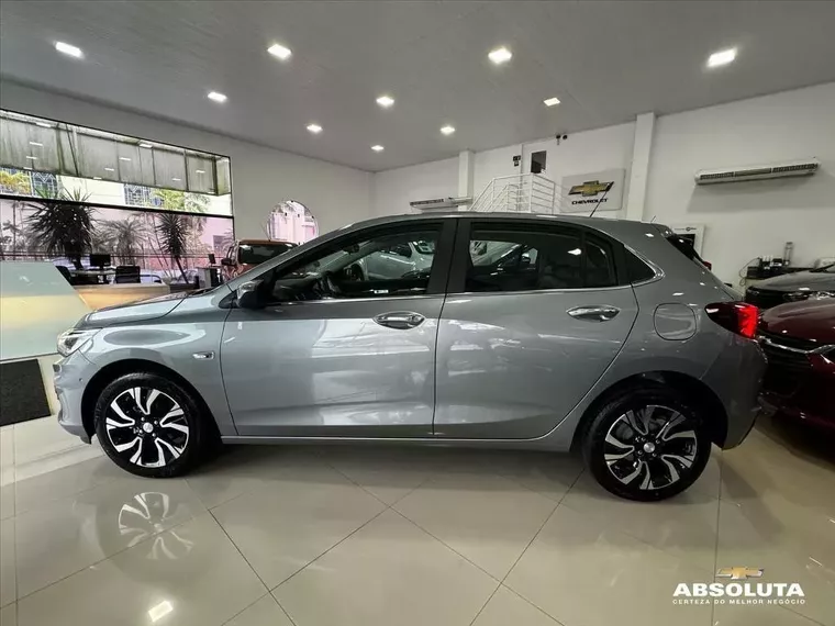 Chevrolet Onix Prata 12