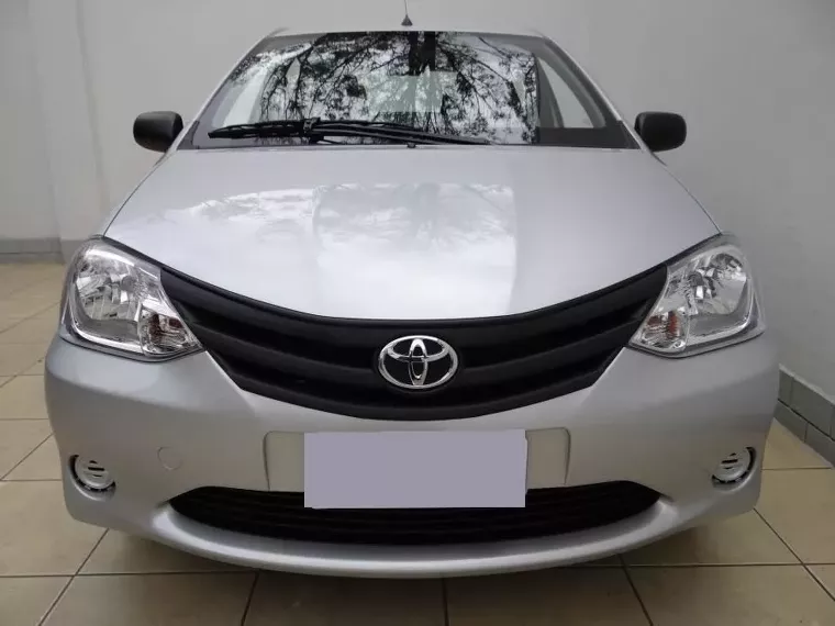 Toyota Etios Prata 4