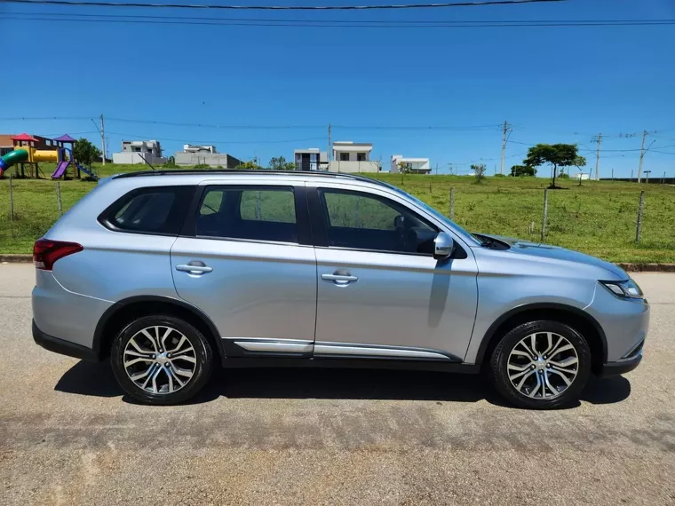 Mitsubishi Outlander Prata 2