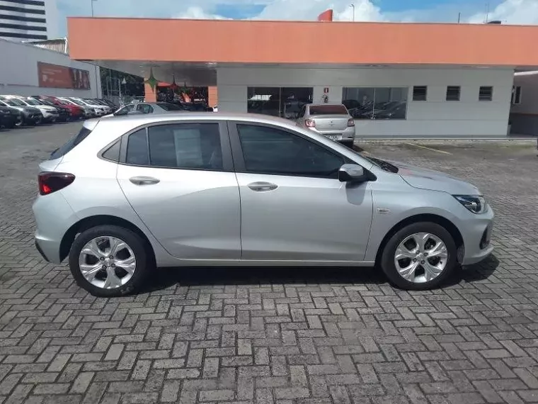 Chevrolet Onix Prata 9