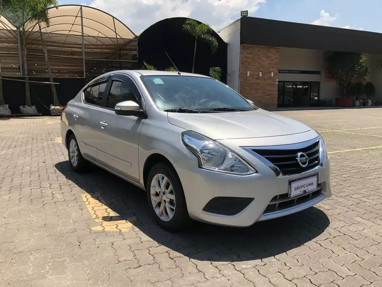 Nissan Versa Prata 8