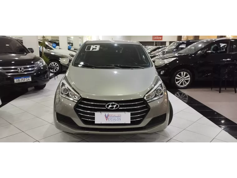 Hyundai HB20S Prata 13