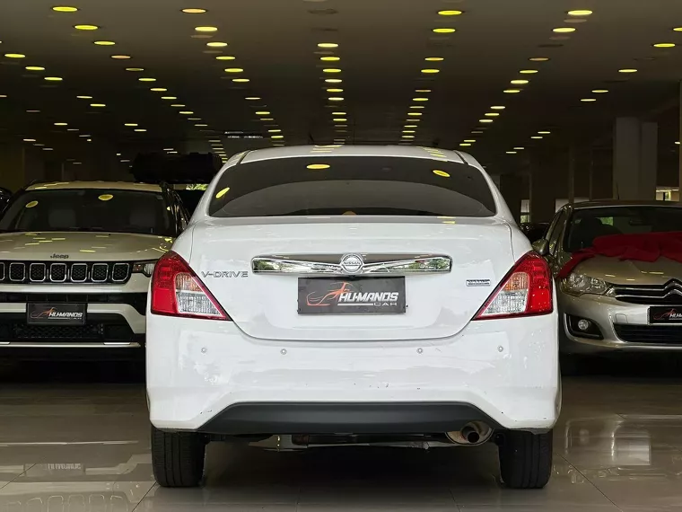 Nissan Versa Branco 7