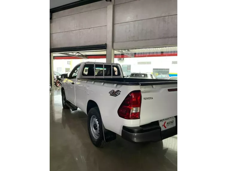 Toyota Hilux Branco 8