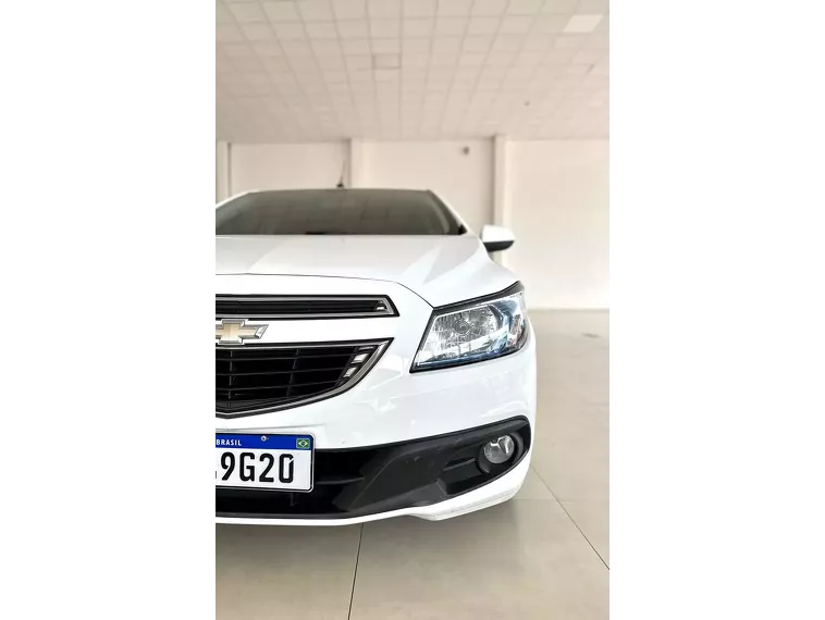 Chevrolet Onix Branco 4