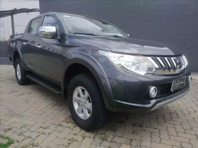 Mitsubishi L200 Triton Cinza 1