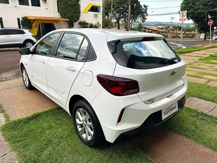 Chevrolet Onix Branco 13