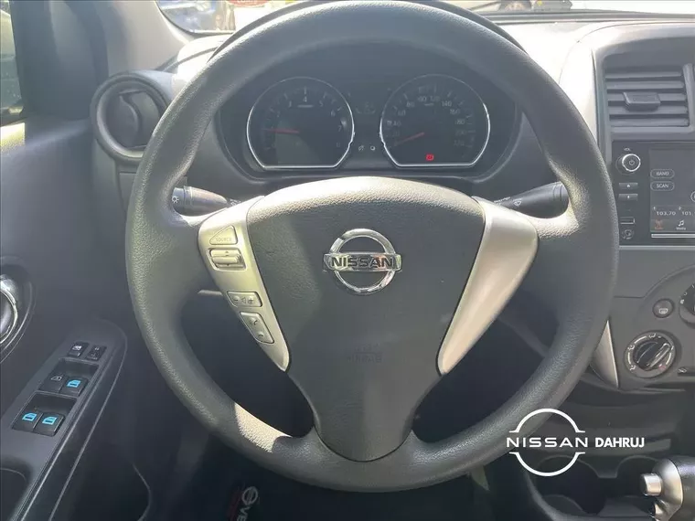 Nissan Versa Prata 16