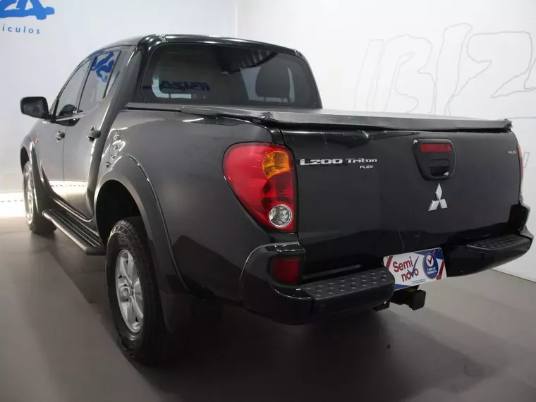 Mitsubishi L200 Triton Preto 12