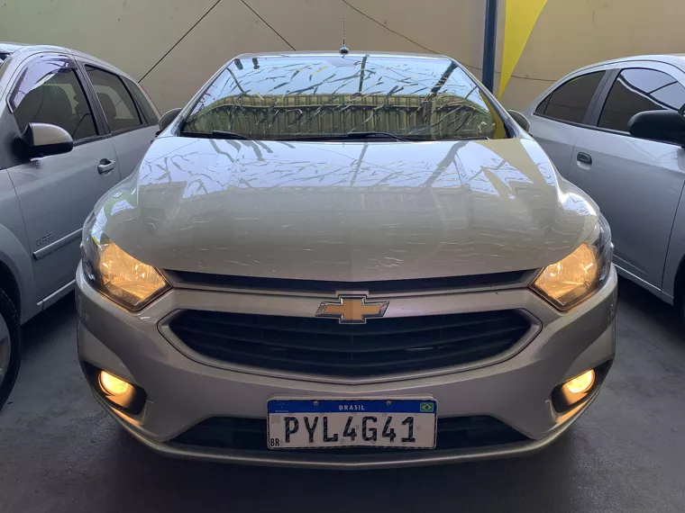 Chevrolet Onix Prata 9