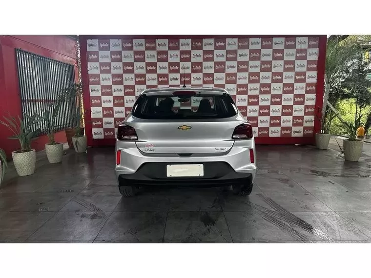 Chevrolet Onix Prata 5