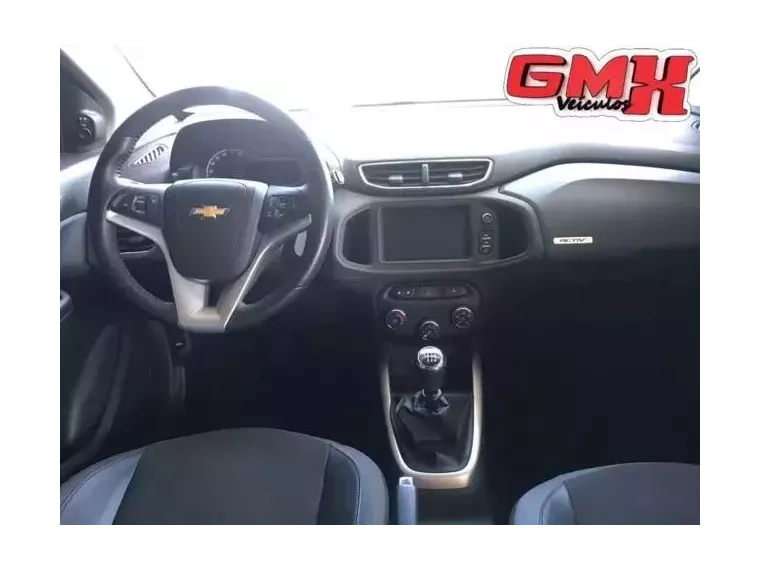 Chevrolet Onix Preto 6