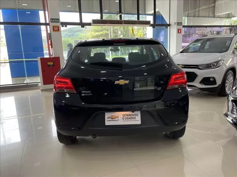 Chevrolet Onix Preto 6