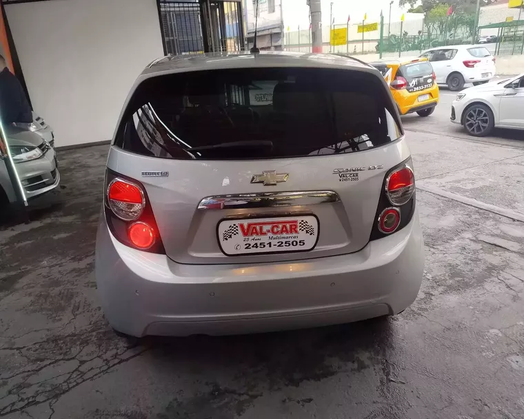 Chevrolet Sonic Prata 2