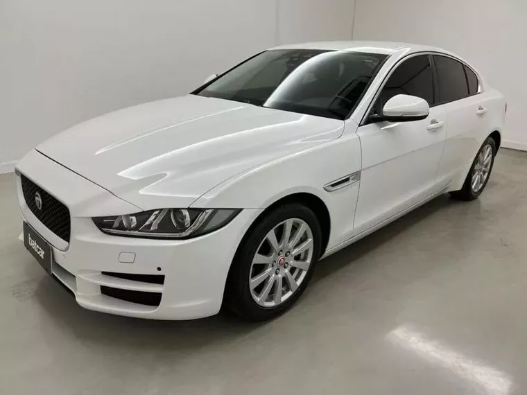 Jaguar XE Branco 13