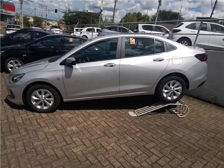 Chevrolet Onix Prata 3