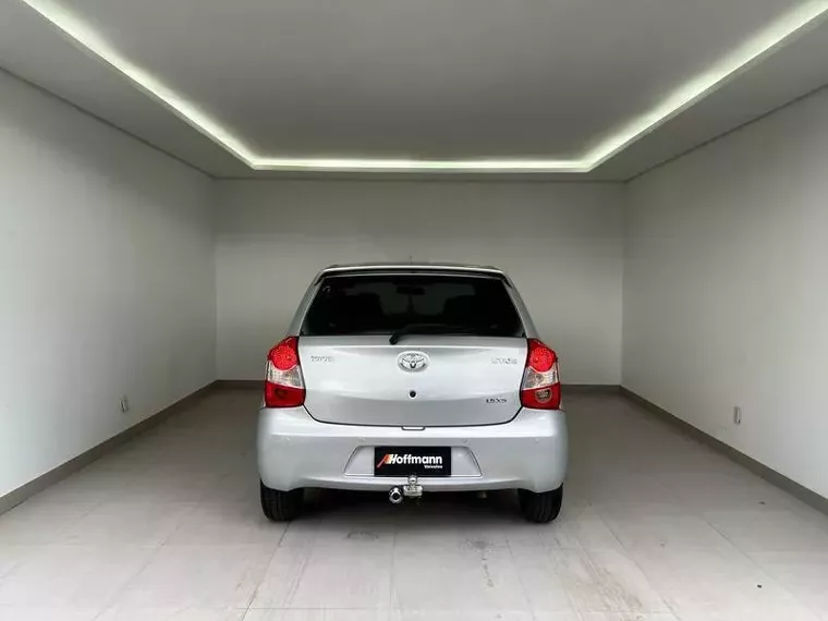 Toyota Etios Prata 10