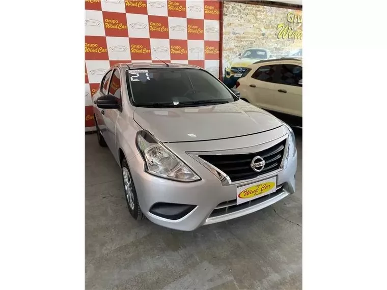 Nissan Versa Prata 6