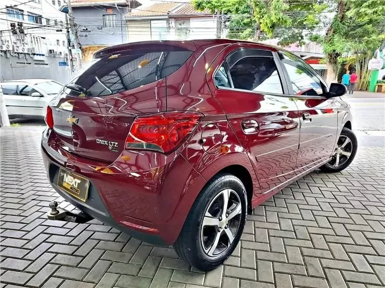 Chevrolet Onix Vermelho 12