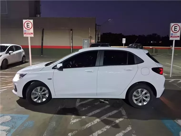 Chevrolet Onix Branco 1