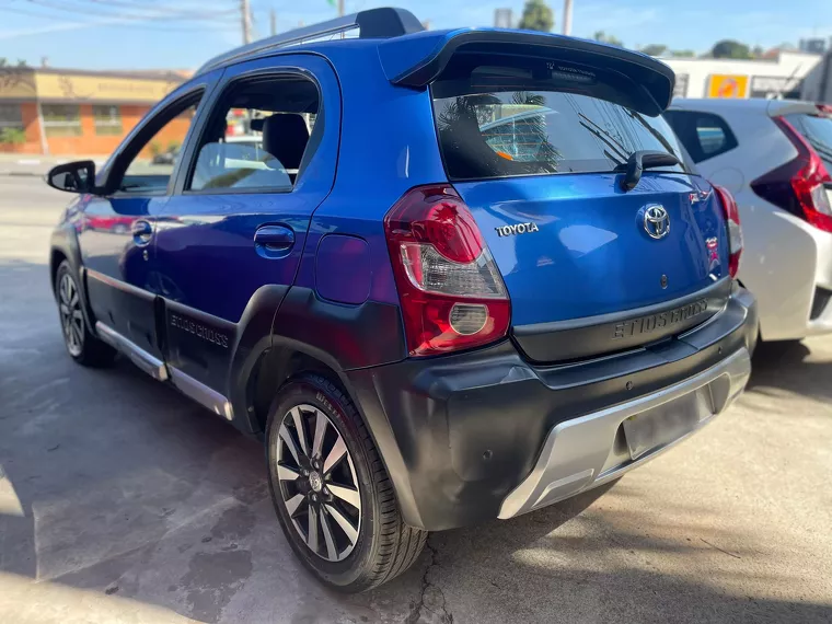 Toyota Etios Cross Azul 4