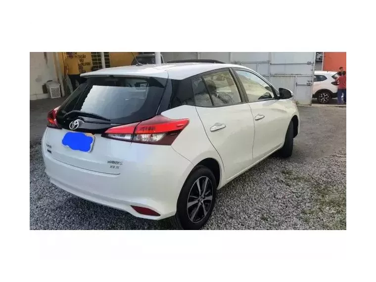 Toyota Yaris Branco 1