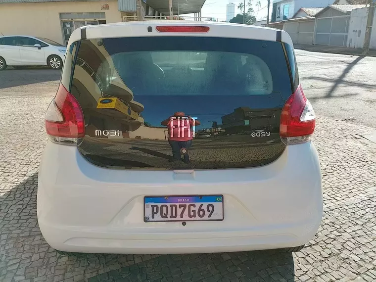 Fiat Mobi Branco 13