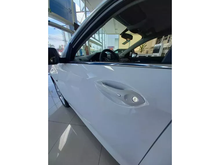 Chevrolet Onix Branco 6