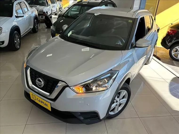 Nissan Kicks Prata 10