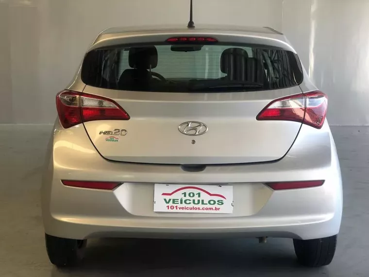 Hyundai HB20 Prata 10