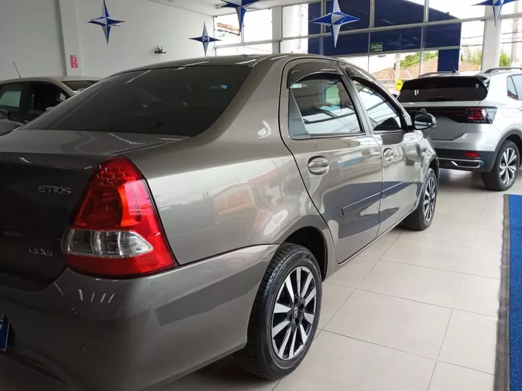 Toyota Etios Cinza 8