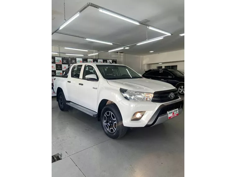 Toyota Hilux Branco 10