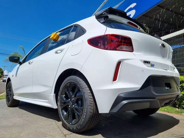 Chevrolet Onix Branco 6